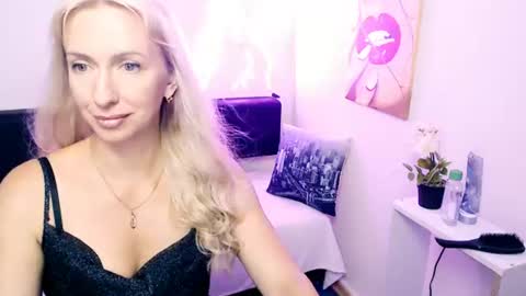 cute_smile_shy online show from 11, 7, 2026