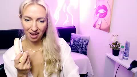 cute_smile_shy online show from 12, 7, 2026