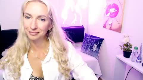 cute_smile_shy online show from 24, 7, 2026