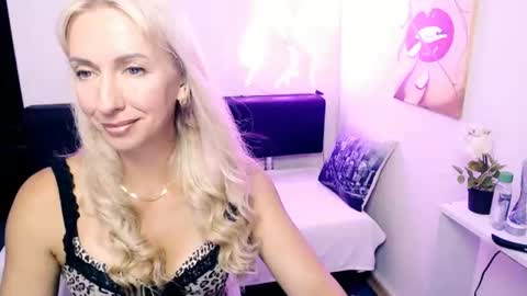 cute_smile_shy online show from 28, 7, 2026