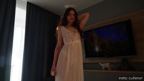 Rori  Instagram cutierori  online show from 18, 9, 2025