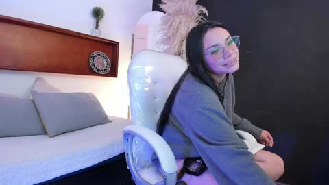 Naomy online show from 10, 3, 2026