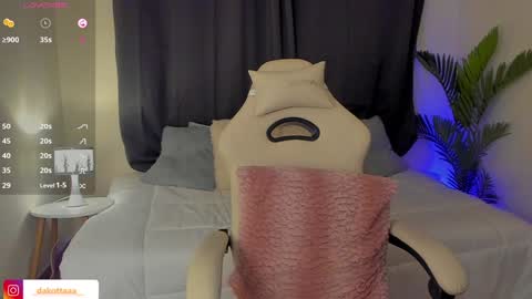 dakottaa__ online show from 6, 1, 2025