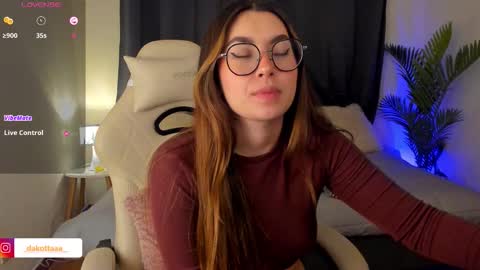 dakottaa__ online show from 7, 11, 2025