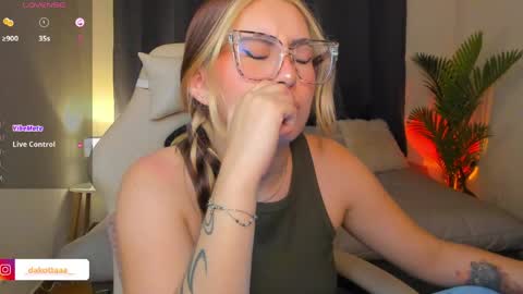 dakottaa__ online show from 30, 4, 2026