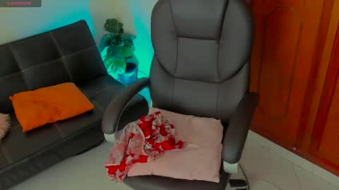 Kary-- independent model Schedule 0530am-1000am colombian time online show from 10, 2, 2025