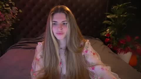 danielareign online show from 15, 4, 2026