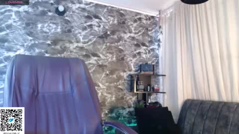 Snapshot of darkly_waxx chatting on 10, 9, 2025 New account.  Help me reach 100 thumbs up  online show from 10, 9, 2025