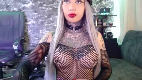 Snapshot of darkly_waxx chatting on 18, 9, 2025 New account.  Help me reach 100 thumbs up  online show from 18, 9, 2025