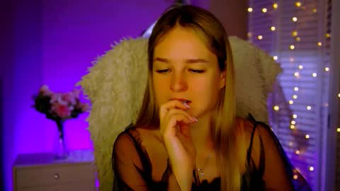 Snapshot of deboralarson chatting on 28, 11, 2025 Debora online show from 28, 11, 2025