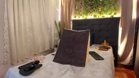 Delilah  online show from 19, 7, 2026