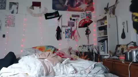 Snapshot of devilg1rl chatting on 8, 12, 2024 poutyangel online show from 8, 12, 2024