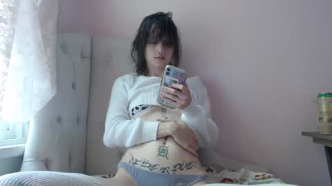 Snapshot of devilg1rl chatting on 25, 9, 2025 poutyangel online show from 25, 9, 2025