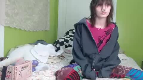 Snapshot of devilg1rl chatting on 23, 10, 2025 poutyangel online show from 23, 10, 2025