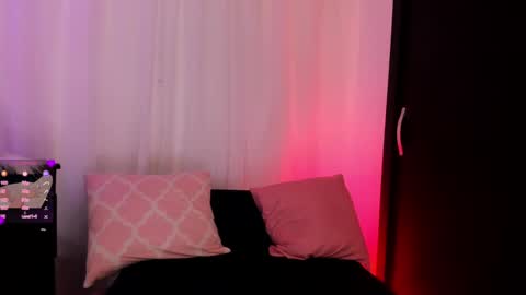 Roxana  independent model can you help me reach 100 hands up uwu online show from 12, 3, 2025