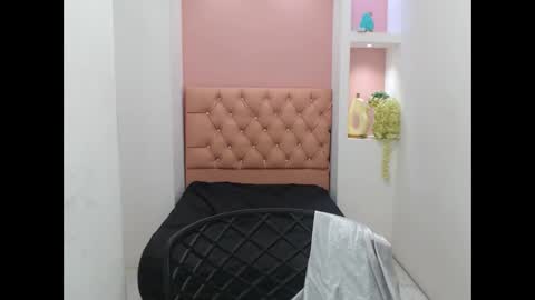 dona_tella online show from 12, 9, 2025