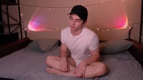 Snapshot of dontknowloool chatting on 23, 10, 2025 EliotKenny online show from 23, 10, 2025