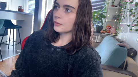 Snapshot of dorfmatratze_ chatting on 4, 2, 2025 Alice online show from 4, 2, 2025