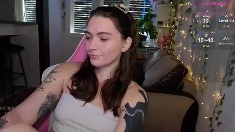 Snapshot of dorfmatratze_ chatting on 7, 11, 2025 Alice online show from 7, 11, 2025