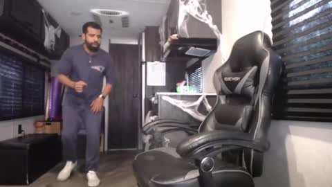 Snapshot of drizzys_room chatting on 20, 10, 2025 DirtyDrizzy online show from 20, 10, 2025