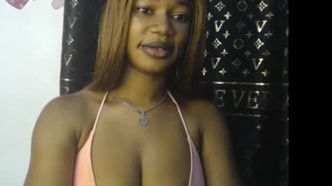 Snapshot of ebony373684 chatting on 21, 10, 2025 queen online show from 21, 10, 2025