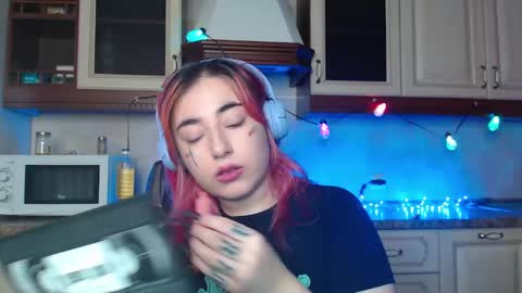 Snapshot of ediefris chatting on 31, 12, 2024 fickle demon made of clumps of matter online show from 31, 12, 2024