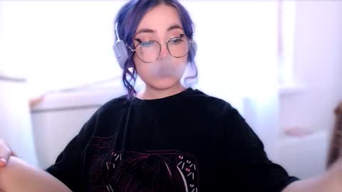 Snapshot of ediefris chatting on 16, 10, 2025 fickle demon made of clumps of matter online show from 16, 10, 2025