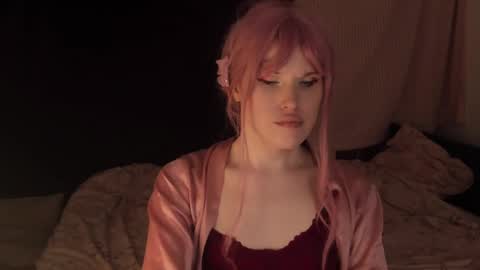 Effie Mur online show from 5, 1, 2025