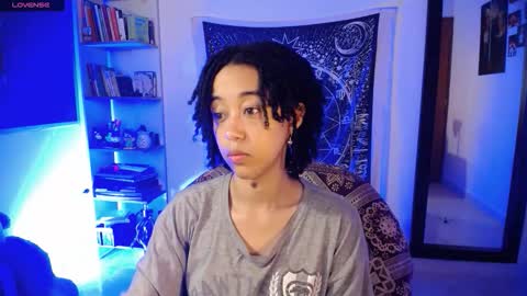 Ela  Help me reach 100 thumbs up online show from 18, 3, 2026