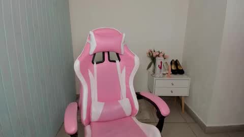 elieiza_xo online show from 3, 10, 2025