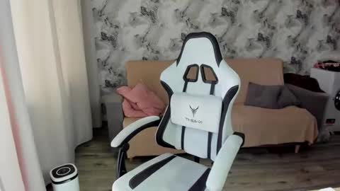 Snapshot of elisa_kollin chatting on 28, 9, 2025 Aletta Oushen online show from 28, 9, 2025