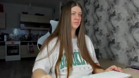 Snapshot of elisa_kollin chatting on 23, 11, 2025 Aletta Oushen online show from 23, 11, 2025