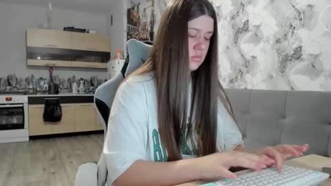 Snapshot of elisa_kollin chatting on 26, 11, 2025 Aletta Oushen online show from 26, 11, 2025