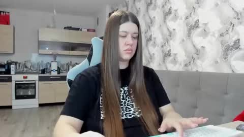 Snapshot of elisa_kollin chatting on 30, 11, 2025 Aletta Oushen online show from 30, 11, 2025