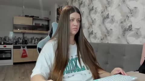 Snapshot of elisa_kollin chatting on 2, 12, 2025 Aletta Oushen online show from 2, 12, 2025