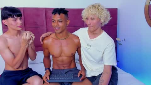 Valentino Konny y Jhon online show from 10, 4, 2026