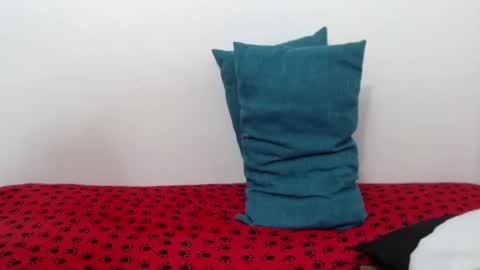 ElizabethMiler online show from 15, 6, 2026