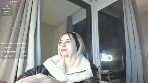 ella_vee online show from 31, 10, 2025
