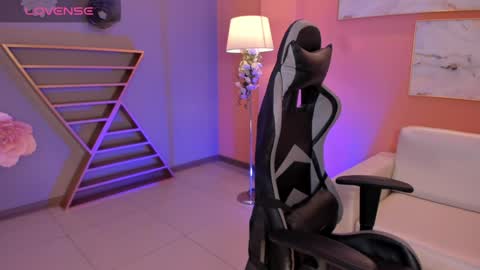 EllaClark online show from 3, 2, 2025