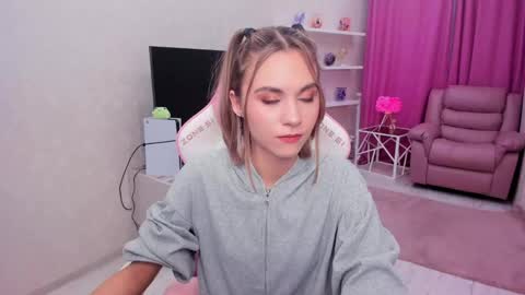ellacurtis online show from 30, 4, 2026