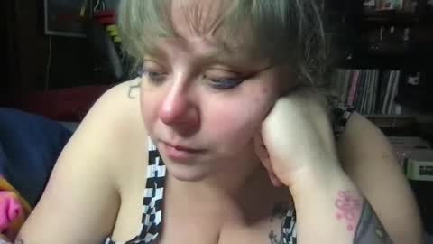 Snapshot of ellielouise11 chatting on 5, 11, 2025 Ellie Louise online show from 5, 11, 2025