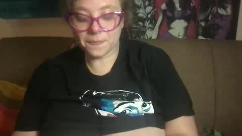 Snapshot of ellielouise11 chatting on 4, 12, 2025 Ellie Louise online show from 4, 12, 2025