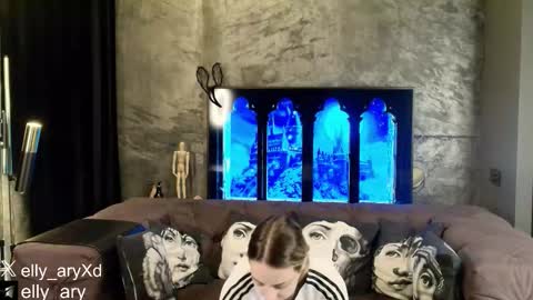 elly_ary online show from 1, 2, 2026