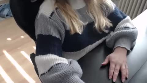 Snapshot of elly_petite chatting on 28, 9, 2025 Elly online show from 28, 9, 2025