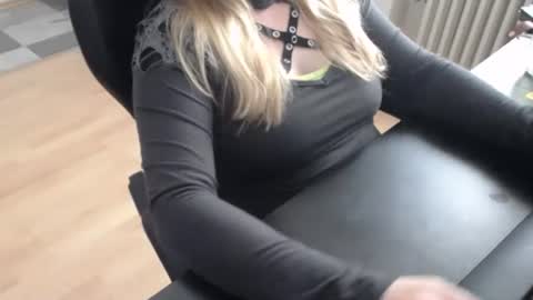 Snapshot of elly_petite chatting on 13, 10, 2025 Elly online show from 13, 10, 2025