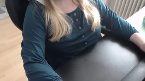 Snapshot of elly_petite chatting on 18, 10, 2025 Elly online show from 18, 10, 2025