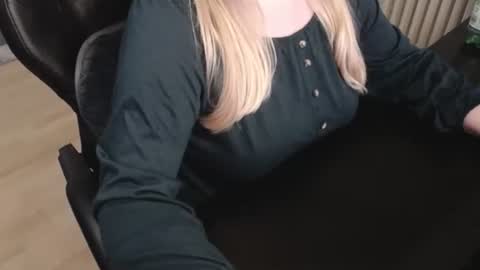 Snapshot of elly_petite chatting on 18, 10, 2025 Elly online show from 18, 10, 2025