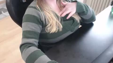 Snapshot of elly_petite chatting on 21, 10, 2025 Elly online show from 21, 10, 2025