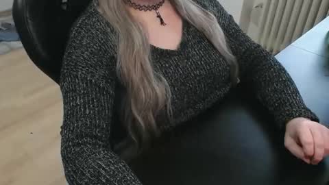 Snapshot of elly_petite chatting on 28, 10, 2025 Elly online show from 28, 10, 2025