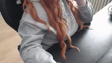 Snapshot of elly_petite chatting on 30, 10, 2025 Elly online show from 30, 10, 2025